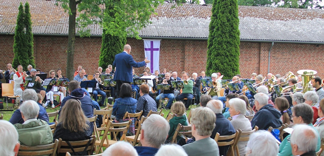 Zahlreiche Besucher verfolgten beim vergangenen Posaunenfest die Darbietungen der Blechbläser | Foto: St. Petri-Gemeinde Stelle