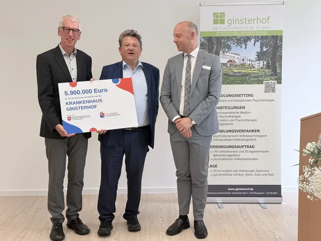 Dr. Andreas Philippi, nds. Minister für Soziales, Arbeit und Gleichstellung, übergibt den Förderbescheid an den ärztlichen Direktor des Ginsterhofs Dr. Olaf Kuhnigk (re.) und den Vorstandsvorsitzenden des Vereins Ev. Krankenhaus Ginsterhof e.V.  Dr. Wolfang Wedel (li.)  | Foto: Silke König 