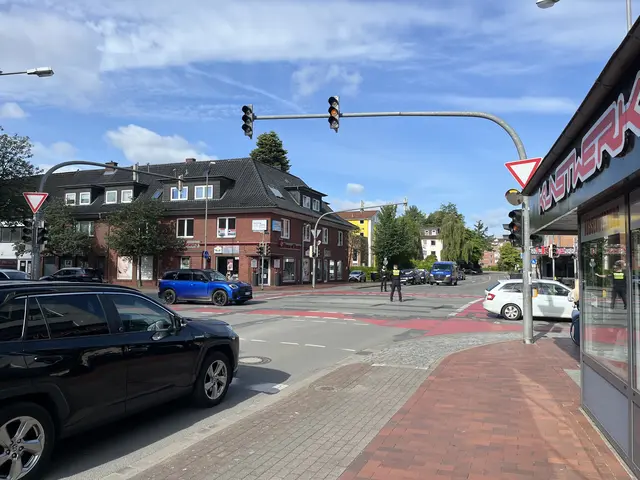 Die Polizei ist an der Kreuzung im Einsatz und regelt den Verkehr nach verfügbaren Kräften | Foto: sra