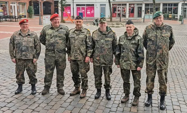 Die Reserve-Soldaten des Kreisverbindungskommandes (KVK) nahmen an der Aktion zum Veteranentag teil (v. li.): Major Arne, Oberstleutnant Arbo, Flotillenarzt Jörg, Hauptbootsmann Mario,  Kapitänleutnant Stefan, Oberstleutnant Cord. Es gilt die Bundeswehr-Regal, dass nur Vornamen und Dienstgrade genannt werden dürfen | Foto: jd