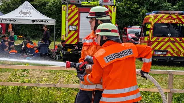 Beim simulierten Löschangriff auf Zeit vergleichen sich die Wettbewerbsgruppen der Winsener Wehren | Foto: Jan Filter