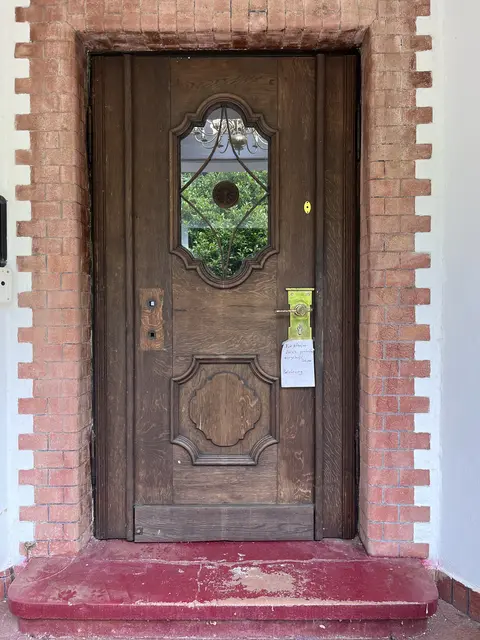 Die Eingangstür der Villa Lauenstein: Ein am Türgriff befestigter Zettel appelliert an den Dieb, den gestohlenen Löwenkopf zurückzubringen | Foto: sra
