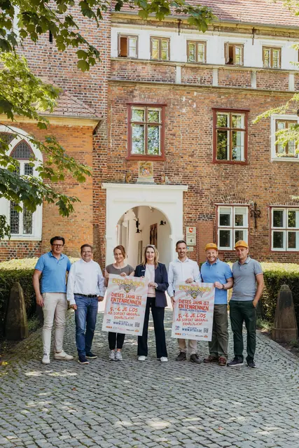 Ohne Sponsoren gäbe es das Entenrennen der Round Tabler wohl nicht in dieser Form (v.l.): Philip Langhoff (BIB Concept), Markus Laudahn (Stadtwerke Winsen), Claudia Schulze (OBI Winsen), Silke Heitmann (Sparkasse Harburg-Buxtehude), Maik Radloff (Autohaus Weller), David Harmeling, Hannes Röper (beide RoundTable Winsen Luhe) | Foto: RT 165 Winsen
