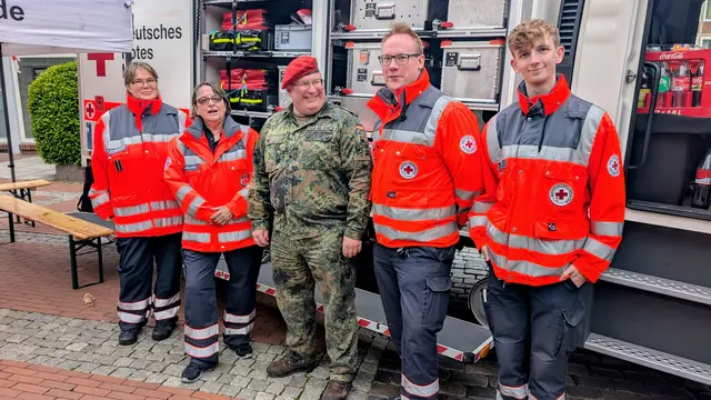 Arbo von der Ehe bedankte sich bei den DRK-Vetretern für ihr Engagement (v. li.): Sabine Zimmer, Andrea Vollmer, Michael Fürste und Nils de Rech | Foto: jd