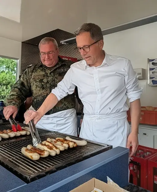 Hauptgefreiter Kai am Grill: Landrat Kai Seefried kümmerte sich gemeinsam mit dem Chef des Bundeswehr-Kreisverbindungskommandes, Oberstleutnant Arbo von der Ehe, um das leibliche Wohl der Besucher | Foto: jd