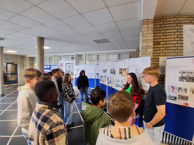 Bei der Wanderausstellung: die Zehntklässler Max Schmalfeld und Veronika Seifert (v. re.) im Gespräch mit Schülern der Klasse 6b | Foto: Neises