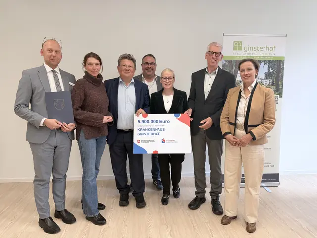 Unterstützen die Bauvorhaben am Ginsterhof: Dr. Olaf Kuhnigk, Svenja Stadler MdB, Dr. Andreas Philippi, Jan Bauer MdL, Nadja Weippert MdL, Dr. Wolfgang Wedel und Dr. Cornell Babendererde, MdB | Foto: Silke König 