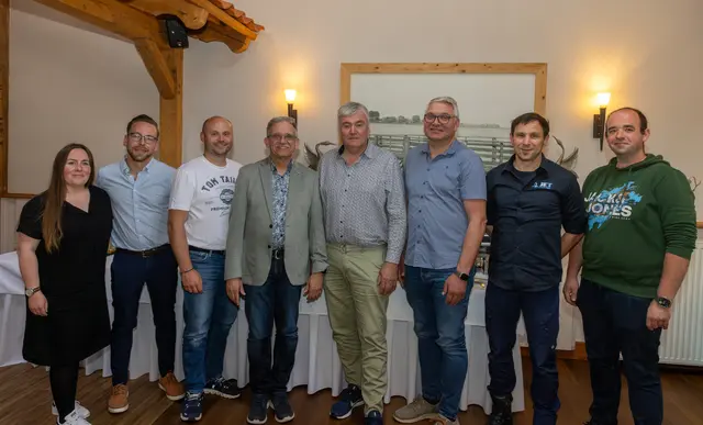 Obermeister Michael Panten (4. v. li.) mit dem übrigen Vorstandsteam (v.li.): Schriftführerin Vivienne Klatt, stellv. Lehrlingswart Dennis Klatt, Lehrlingswart Patrick Külper, stellv. Obermeister Uwe Heerens, Kassenführer Armin Ahlers sowie die neuen Beisitzer Lars Müller und Christoph Eckermann | Foto: ks