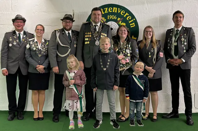 Hinten von links: Kommandeur Stefan von Rönn, Beste Dame Nicole Scheider, Adjutant des Königs Jan Umlandt, König Frank Umlandt, Jungschützenkönigin Julia Meyer, Adjutantin der Jungschützenkönigin Mira Röndigs, Bestmann Lasse Weimann
Vorne von links: Prinzessin Nantke Ukena, Kinderkönig Mats Stehr und Prinz Marc Behrmann | Foto: SV Neulandermoor