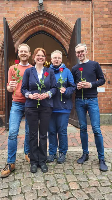 Die Pastorinnen und Pastoren Chris Hasemann,  Michaela Jannasch, Wiebke Wolkenhauer, und Dr. Jan Lohrengel führen die Trauungen durch