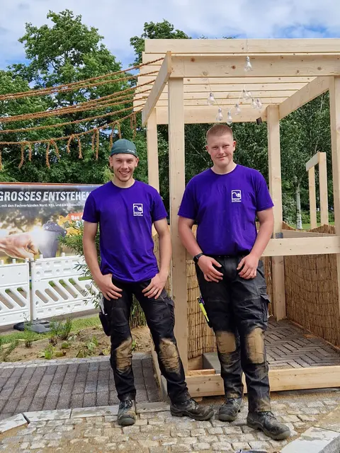 Den zweiten Platz in der länderübergreifenden Gesamtwertung sicherten sich die Sieger des Landschaftsgärtner-Cups Nord 2025: Tom Vincent Beyer (links) und Henri Schneider, beide Auszubildende im Fachbetrieb Norbert Farwick Garten- und Landschaftsbau aus Appel | Foto: FGL Nord/Kottich