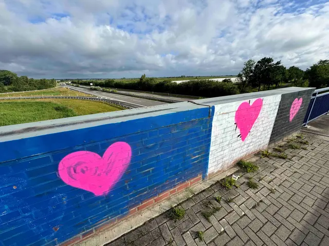 Selbst die Brücke über die Autobahn A26 blieb nicht verschont | Foto: Andre Hellwig