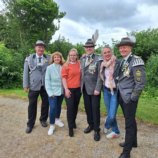 Hermann und Martina Höper (v.li) (Adjudatenpaar), Stefanie Müller und André Linne (Königspaar), Miriam und Ralf Fischer (Adjudatenpaar)  | Foto: SV Sieversen