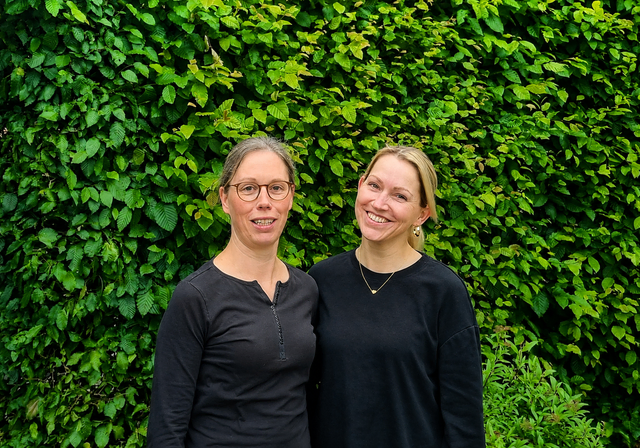 Sie organisieren „Levte Geschicht op Platt“ am Kiekeberg (v. li.): Wiebke Erdtmann, Beraterin für die Region und die Sprache Niederdeutsch des Landesamtes für Schule und Bildung Lüneburg, und Rike Henties, Plattdeutsch-Koordinatorin des Landkreises Harburg  | Foto: Henties