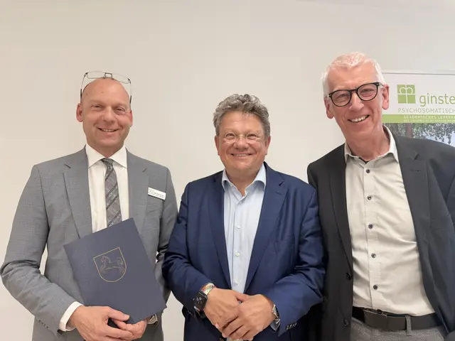 Wollen die medizinische Versorgung in der Region stärken: Dr. med. Olaf Kuhnigk, Minister Dr. med. Andreas Philippi und Dr. med. Wolfgang Wedel  | Foto: Silke König 