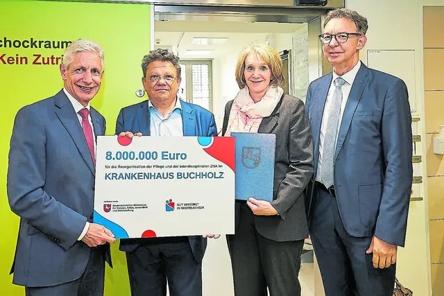 Landrat Rainer Rempe (v.li.), Niedersachsens Gesundheitsminister Dr. Andreas Philippi sowie die beiden Geschäftsführer Dr. Franziska von Breunig und Dr. Martin Meyer vom Krankenhaus Buchholz | Foto: Krankenhäuser Buchholz-Winsen
