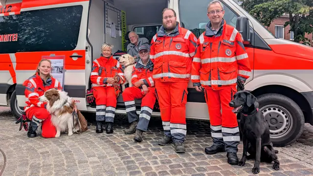 Auch die Johanniter präsentierten vor Ort ihre Arbeit (v. li.): Linda Dabek, Dagmar Schmälzle, Hansi Eggert (in Grau), Ulli Schmälzle, Schascha Paul und Thomas Ehlers | Foto: jd