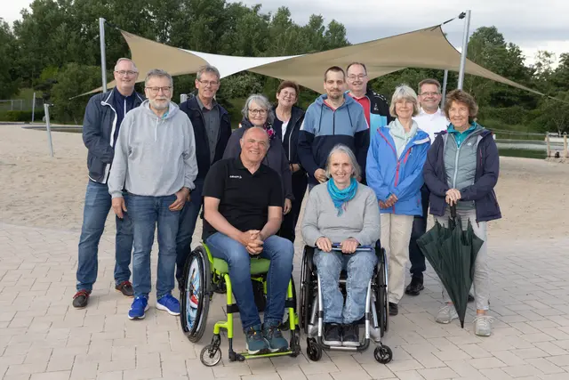 Sportler Albin Zirk (vorne li.) und Markus Laudahn von den Stadtwerken Winsen (hi., 2. v. re.) luden jetzt die ersten Mitwirkenden zur Vorbesprechung im Naturbad ein | Foto: ks