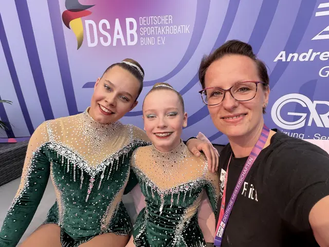 Die Sportakrobatinnen Lenya Meier(v. li.) und Ina Umnus freuten sich zusammen mit Trainerin Rita Umnus über die Bronzemedaille bei den Deutschen Meisterschaften  | Foto: MTV Pattensen