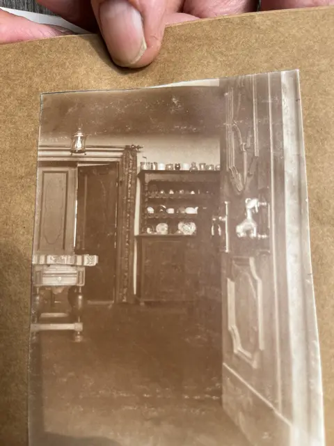 Ein Bild aus vergangenen Tagen - der Löwe von der Seite  | Foto: sra