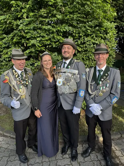 König Jan Gagelmann mit Mona Marie Magiera und seine Adjutanten Sven Tobaben (li.) und Christian Truels (re.) 

 | Foto: Jochen Sievers 
