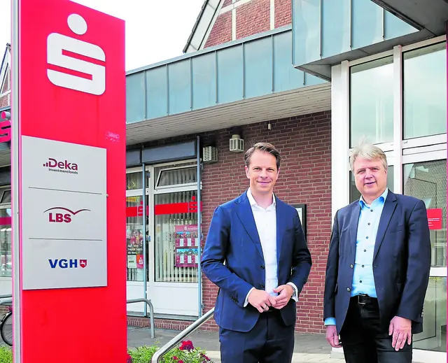 Vorstandsmitglied Frederik Schröder (li.) und Dr. Peter Dörsam, Samtgemeindebürgermeister der Samtgemeinde Tostedt  | Foto: Sparkasse Harburg-Buxtehude