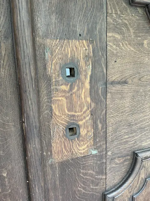 An der Haustür der Villa Lauenstein erinnert nur noch die helle Holzfläche an den gestohlenen Löwenkopf | Foto: sra