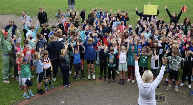 Unterstützt von Eltern und Lehrkräften wurde der Spendenlauf zu einem lebendigen Gemeinschaftserlebnis | Foto: Sabine Köckeritz/ Anna-Lena Scheibe 