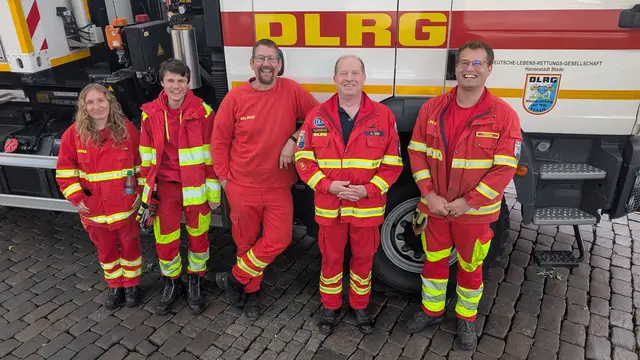 Ihr ehrenamtlicher Einsatz ist ebenfalls unverzichtbar (v. li.): Lina Jarck, Lukas Raap, Axel Griep, Tobias Breuer und Jan Lütjen von der Stader DLRG-Ortsgruppe | Foto: jd