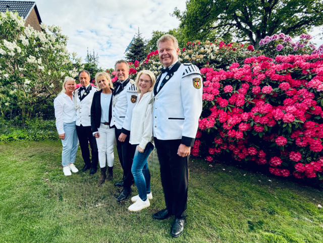 Gut gelaunt und gut aufgestellt: König Michael „der Aufsteiger" Mojen mit Königin Dörte, Adjutant Michael Peters mit Ehefrau Imke sowie Rainer-Oliver Westphal mit Ehefrau Kathrin Westphal | Foto: tml
