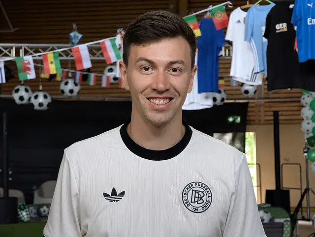 Lukas Guth gestaltete federführend die Veranstaltungen und auch die - selbstverständlich WM-gerechte - Deko der Räumlichkeiten | Foto: Jan Filter