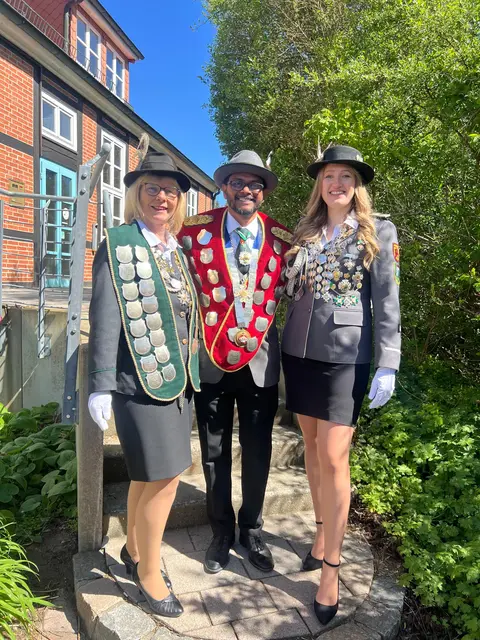  Vogelmajestät Britta Stechmann (v. li.), Schützenkönig Vijaykumar Govindarajan, Beste Dame Catharina Marie Tschirschwirtz | Foto: Schützenverein