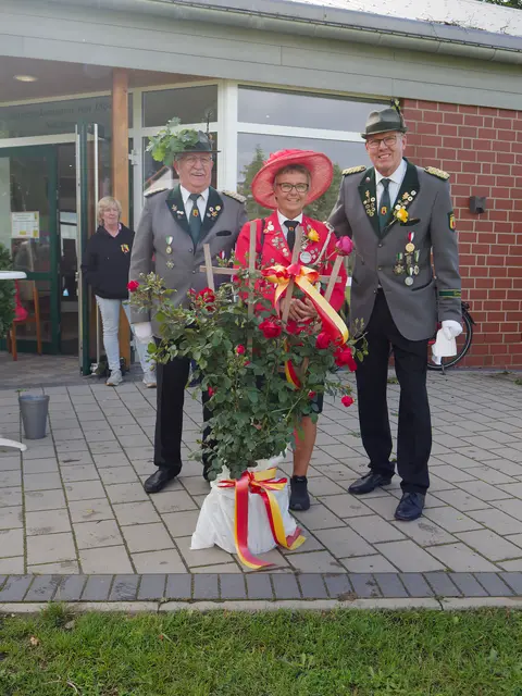 Rosenkönigin Jeannine Petersen wurde von Oberst Jürgen Meinberg (re.) und Ehrenoberst Peter Rötschke gekürt | Foto: Jens Blechner