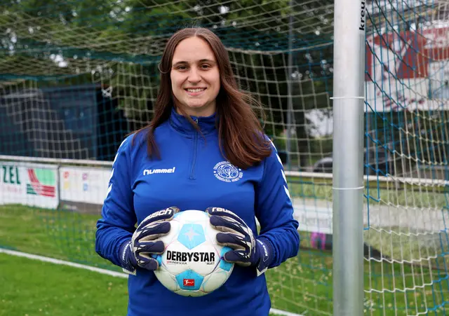 Trainerin und Oberligaspielerin Alina Winkler (21) will mehr Mädchen auf den Fußballplatz holen | Foto: cc