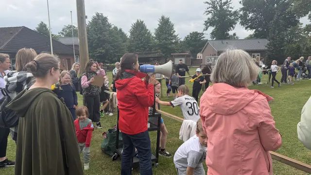 Gute Stimmung und tolle Unterstützung von Eltern und Lehrern waren den Läufern sicher | Foto: tml