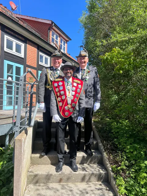 Der König mit seinen Adjutanten v. li.): Jan-Hendrik Böhn, König Vijaykumar Govindarajan und Arnold Ahrens | Foto: Schützenverein