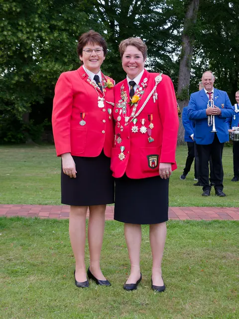 Damenbeste Nicole Schmidt (re.) und Adjutantin Anke Deetz | Foto: Jens Blechner