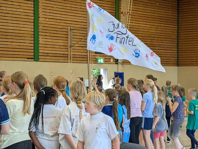 Notgedrungen in der Halle - statt im Freien - fanden das ganze Wochenende allerlei Spiele und andere Veranstaltungen des Zeltlagers statt | Foto: Jan Filter