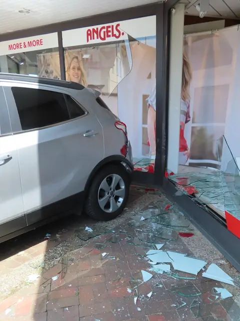 Pkw durchfährt Beete und prallt in Schaufenster | Foto: Polizeiinspektion Stade