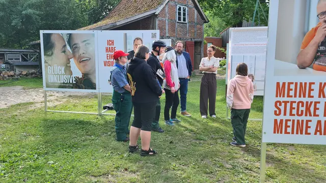 Die Geschäftsführung des Freilichtmuseums mit Mitarbeitenden der Lebenshilfe in der Ausstellung ‚Glück inklusive‘ im Freilichtmuseum am Kiekeberg | Foto: FLMK