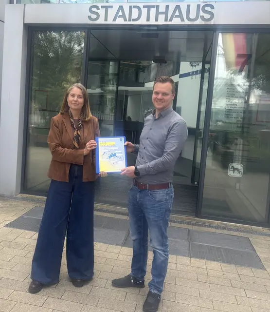 Stadtbaurätin Michaela Springhorn (v.li.) und Stadtplaner Marvin Knabe präsentieren das ISEK für Buxtehude | Foto: sts