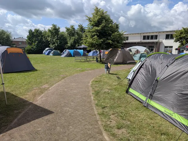 Kurzfristig verlegt: Das Zeltlager sollte eigentlich auf dem Sportplatz der BBS stattfinden | Foto: Jan Filter