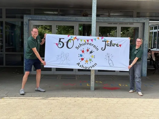 Von links: Dennis Banek und Claudia Lahmer vom Schulverein | Foto: Schulverein Ashausen