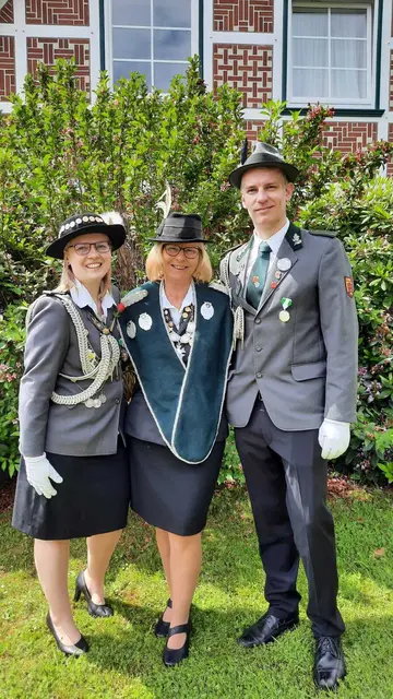  Adjutantin Mareike Schiwek (v. li.), Vogelmajestät Britta Stechmann, Adjutant Hendrik Grünhe | Foto: Schützenverein