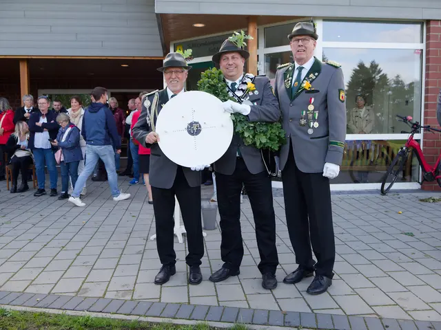 König Sven Blechner (Mi.) mit seinem Vater und Adjutanten Jens Blechner (li.) sowie Schützenoberst Jürgen Meinberg | Foto: Jens Blechner