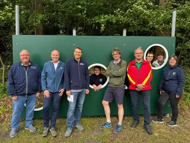 Matthias Groth (DLRG) (v.li), Tobias Handtke (SPD), Martin Stawinski (SPD), André Lentz (Bäderteam), Helge Scholz (Lutherkirche), Udo Gehm (DLRG), Fabian Störmer, Hans-Peter Strüver, Beathe Störmer (alle Heidesiedlung e.V.) | Foto: Gemeinde Neu Wulmstorf