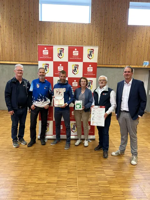 Übergabe des neuen Defibrillators (v. li.) Andreas Klask (DRK) , Christian Herdlitschke, Florian Petersen (beide MTV Eyendorf), Britta Rieckmann, Roger Grewe (beide DRK) und Ingo Gräper (Sparkasse Harburg-Buxtehude) | Foto: DRK Salzhausen-Putensen