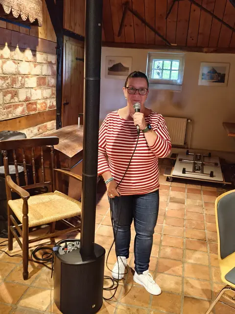 Sandra Dürre, Leitung des Fachbereichsleitung II, testet die neue Akku-Tonanlage, die dank der Förderung angeschafft werden konnte | Foto: Samtgemeindebücherei Jesteburg