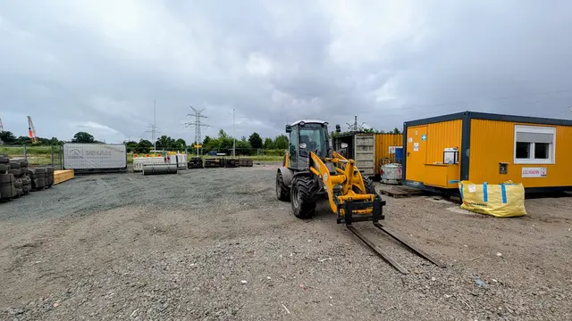Auch einige Baucontainer sind aufgestellt | Foto: jd