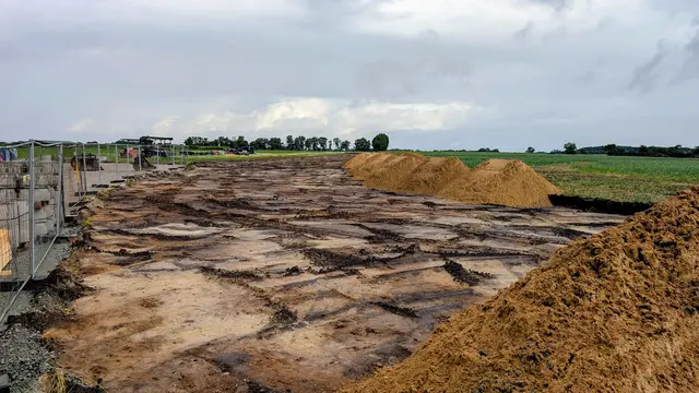Das wird einmal die Norderneyer Straße sein. Der Mutterboden wurde bereits abgetragen | Foto: jd